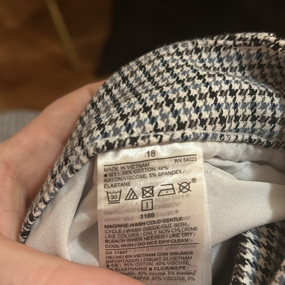 Old Navy High Rise Pixie Pants - Picture 6 of 6